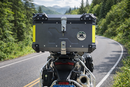 Baúl Trasero de Aluminio 65L para Moto Trail & Adventure – Base Universal – Resistente al Agua