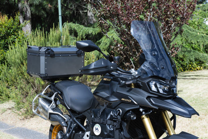 Baúl Trasero de Aluminio 65L para Moto Trail & Adventure – Base Universal – Resistente al Agua