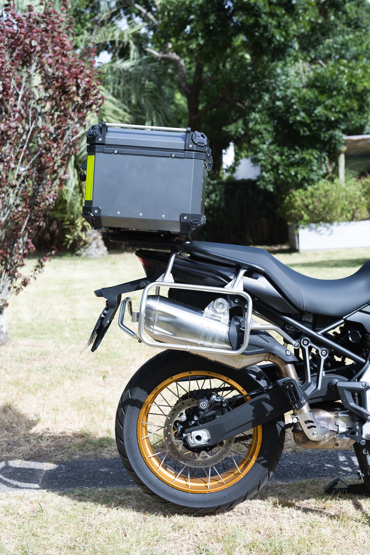 Baúl Trasero de Aluminio 65L para Moto Trail & Adventure – Base Universal – Resistente al Agua