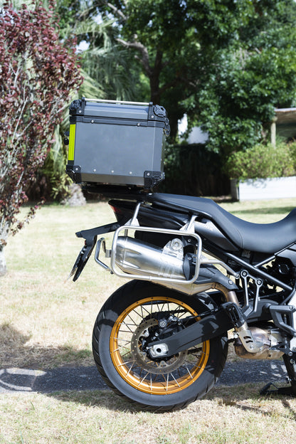 Baúl Trasero de Aluminio 65L para Moto Trail & Adventure – Base Universal – Resistente al Agua
